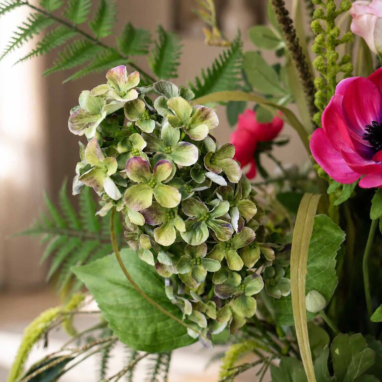 Zijden bloemen boeket Avery Plum is een vol en weelderig boeket van kunstbloemen in roze, paarse en groene tinten.