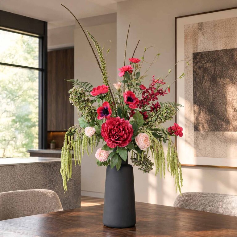 Zijden bloemen boeket Avery Plum is een vol en weelderig boeket van kunstbloemen in roze, paarse en groene tinten.