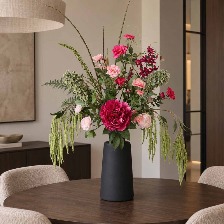 Zijden bloemen boeket Avery Plum is een vol en weelderig boeket van kunstbloemen in roze, paarse en groene tinten.