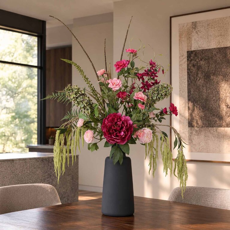 Zijden bloemen boeket Avery Plum is een vol en weelderig boeket van kunstbloemen in roze, paarse en groene tinten.
