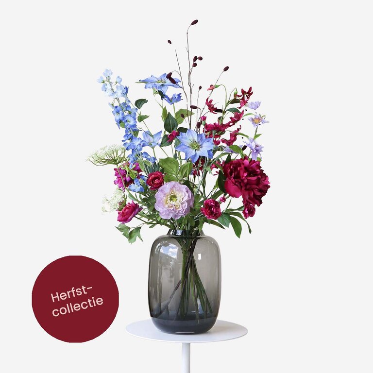 Zijden bloemen boeket Nina Breeze is een fris en sierlijk boeket van kunstbloemen in blauwe, paarse, roze en witte tinten.