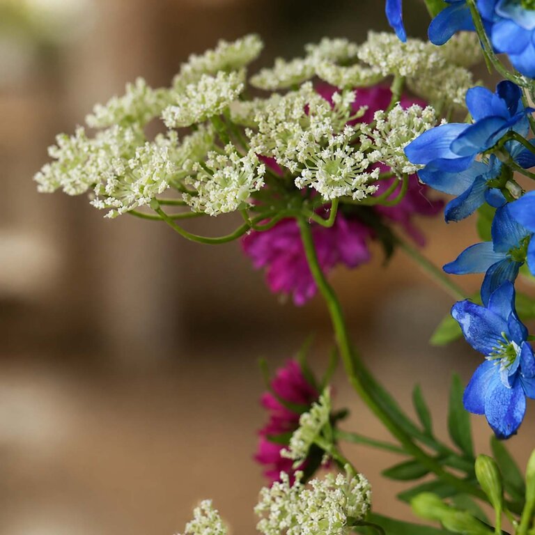 Zijden bloemen boeket Nina Breeze is een fris en sierlijk boeket van kunstbloemen in blauwe, paarse, roze en witte tinten.