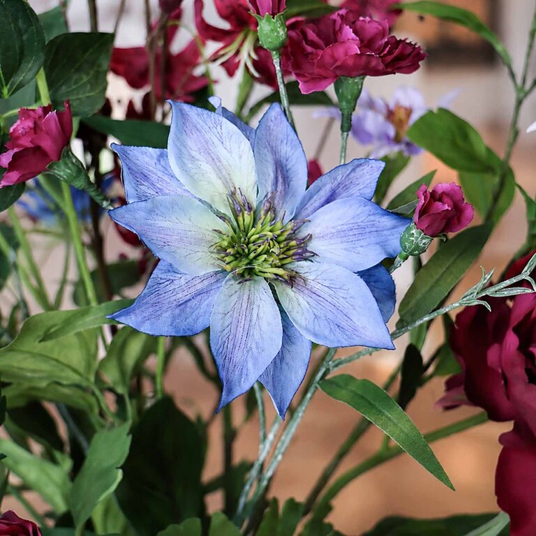 Zijden bloemen boeket Nina Breeze is een fris en sierlijk boeket van kunstbloemen in blauwe, paarse, roze en witte tinten.