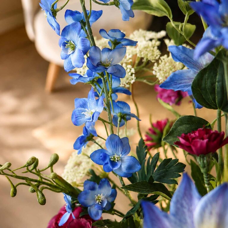Zijden bloemen boeket Nina Breeze is een fris en sierlijk boeket van kunstbloemen in blauwe, paarse, roze en witte tinten.