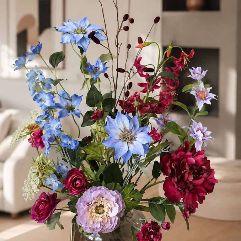 Zijden bloemen boeket Nina Breeze is een fris en sierlijk boeket van kunstbloemen in blauwe, paarse, roze en witte tinten.
