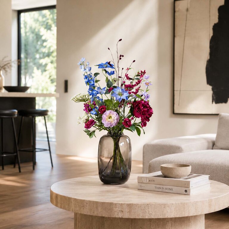 Zijden bloemen boeket Nina Breeze is een fris en sierlijk boeket van kunstbloemen in blauwe, paarse, roze en witte tinten.