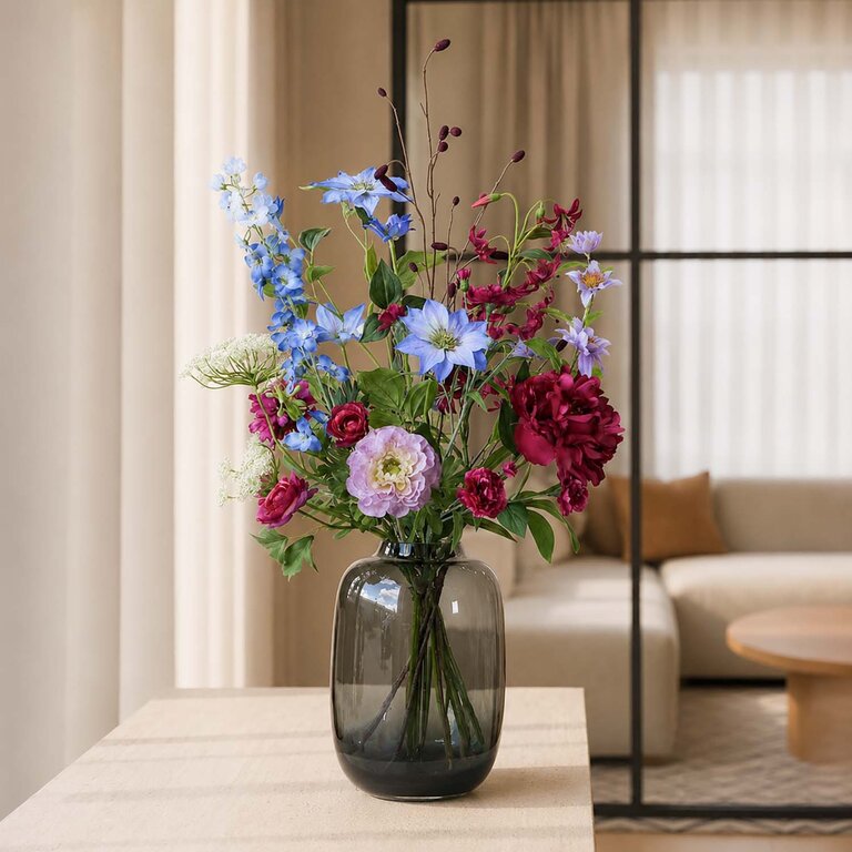Zijden bloemen boeket Nina Breeze is een fris en sierlijk boeket van kunstbloemen in blauwe, paarse, roze en witte tinten.