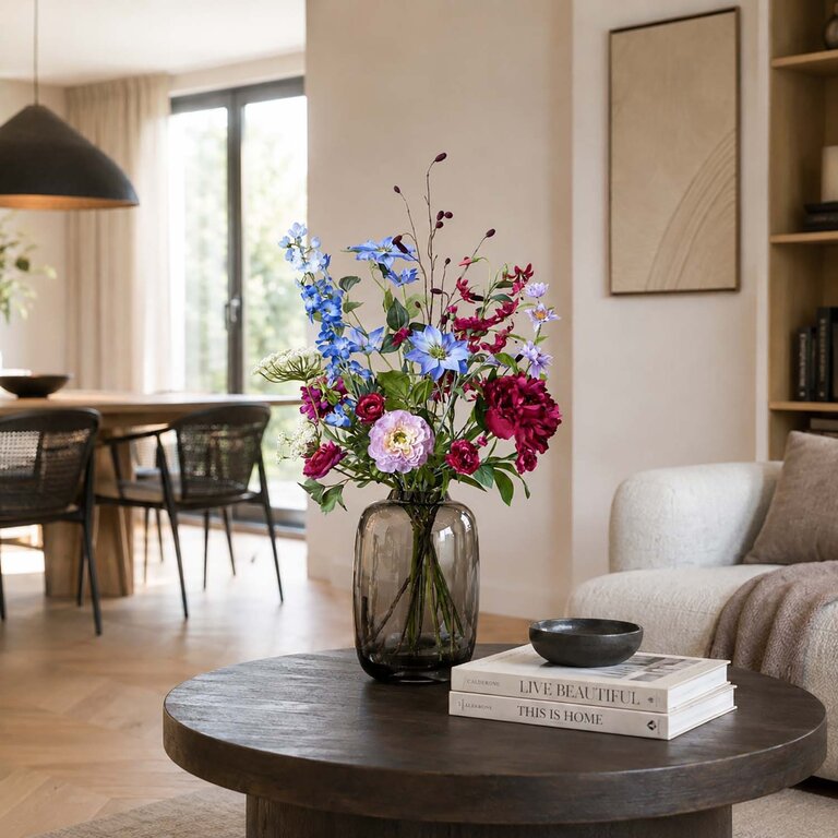 Zijden bloemen boeket Nina Breeze is een fris en sierlijk boeket van kunstbloemen in blauwe, paarse, roze en witte tinten.