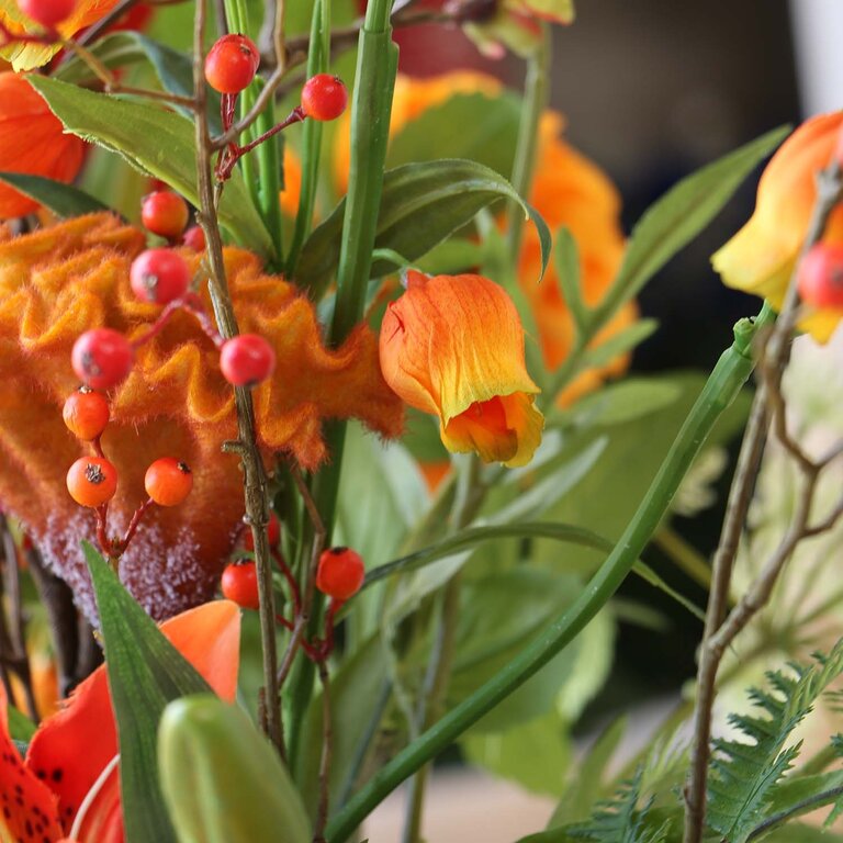 Zijden bloemen boeket LouLou Amber is een groot en levendig herfstboeket van kunstbloemen in oranje en gele tinten.