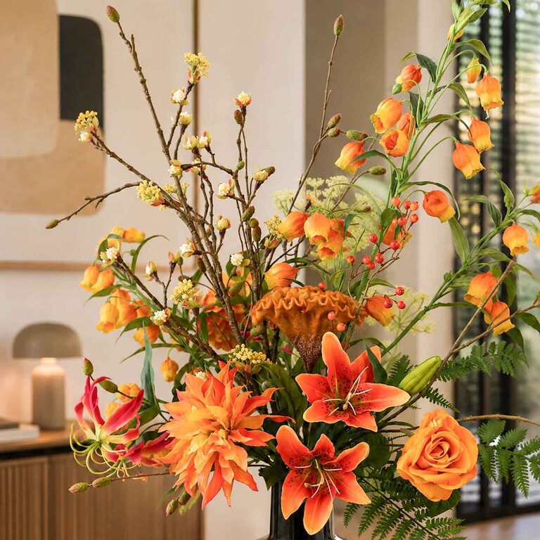 Zijden bloemen boeket LouLou Amber is een groot en levendig herfstboeket van kunstbloemen in oranje en gele tinten.