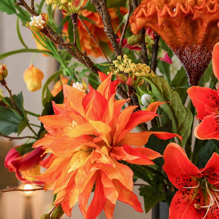 Zijden bloemen boeket LouLou Amber is een groot en levendig herfstboeket van kunstbloemen in oranje en gele tinten.