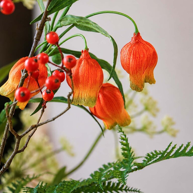 Zijden bloemen boeket LouLou Amber is een groot en levendig herfstboeket van kunstbloemen in oranje en gele tinten.