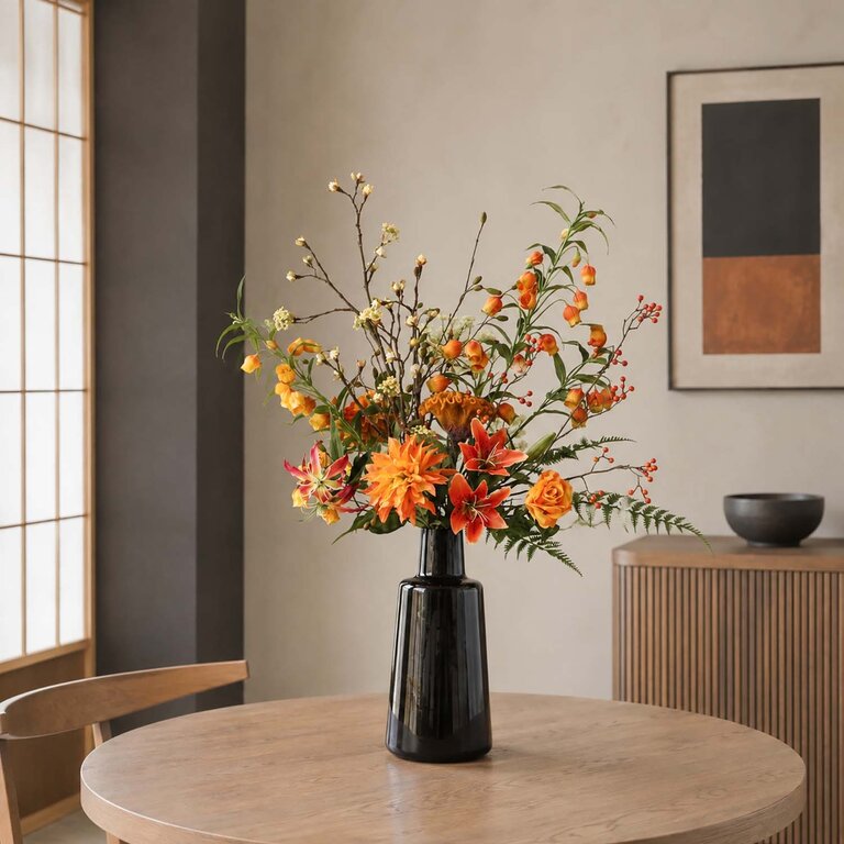 Zijden bloemen boeket LouLou Amber is een groot en levendig herfstboeket van kunstbloemen in oranje en gele tinten.