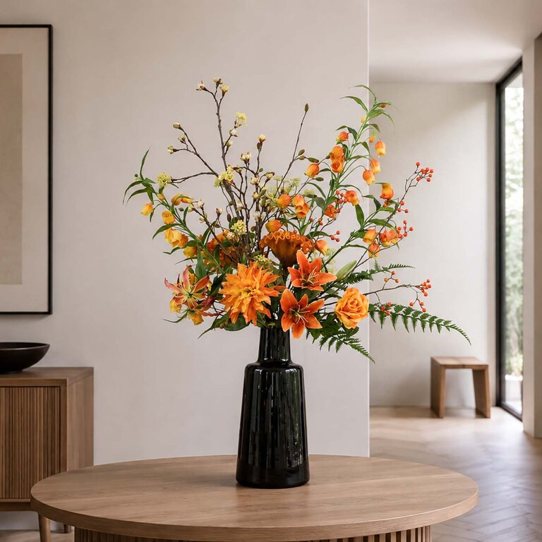 Zijden bloemen boeket LouLou Amber is een groot en levendig herfstboeket van kunstbloemen in oranje en gele tinten.