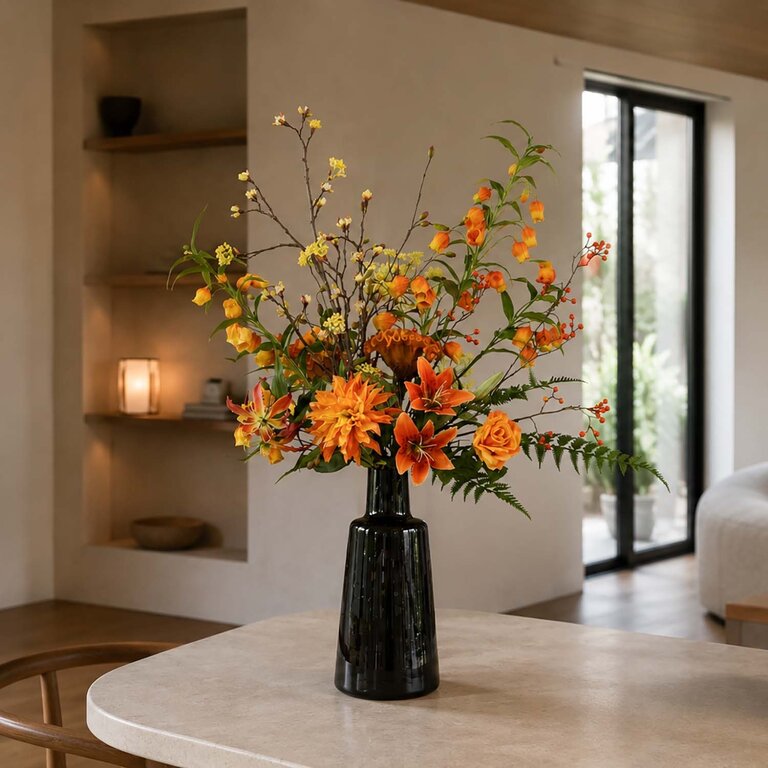 Zijden bloemen boeket LouLou Amber is een groot en levendig herfstboeket van kunstbloemen in oranje en gele tinten.