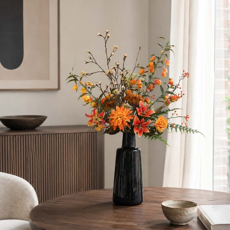 Zijden bloemen boeket LouLou Amber is een groot en levendig herfstboeket van kunstbloemen in oranje en gele tinten.