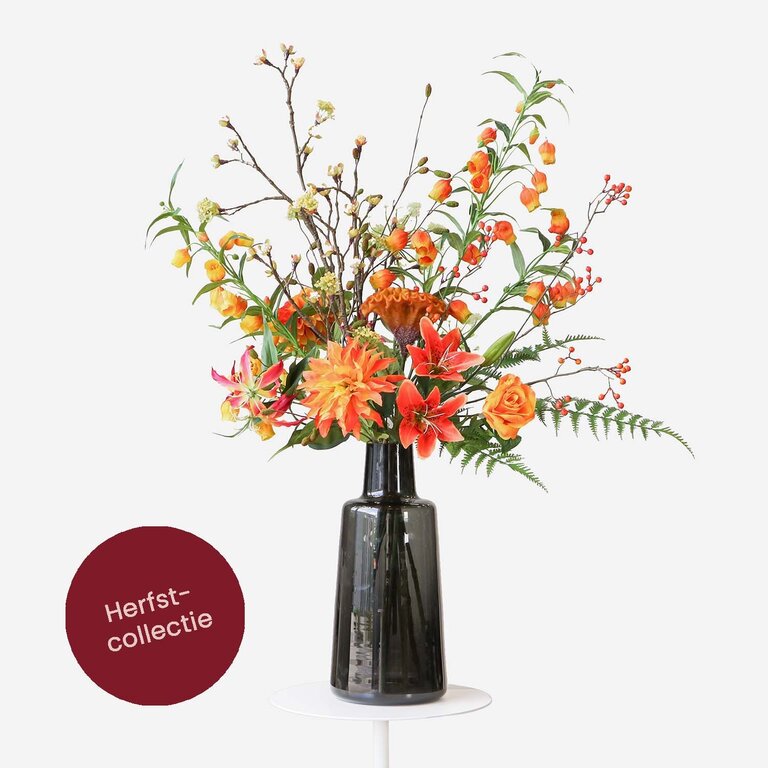 Zijden bloemen boeket LouLou Amber is een groot en levendig herfstboeket van kunstbloemen in oranje en gele tinten.