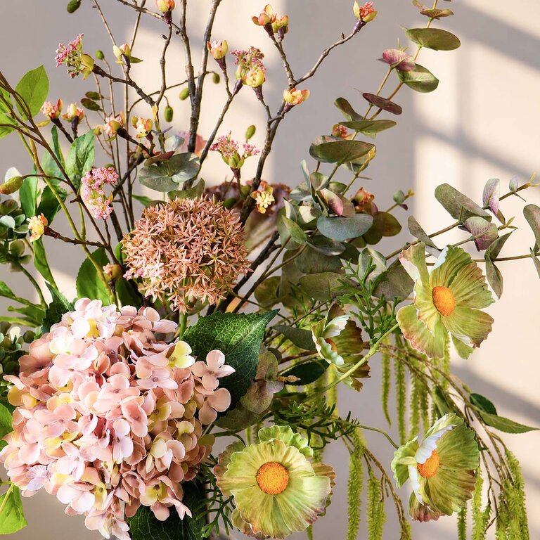 Zijden bloemen boeket Livia Hazel is een elegant en natuurlijk boeket van kunstbloemen in roze, paarse, groene en witte tinten.