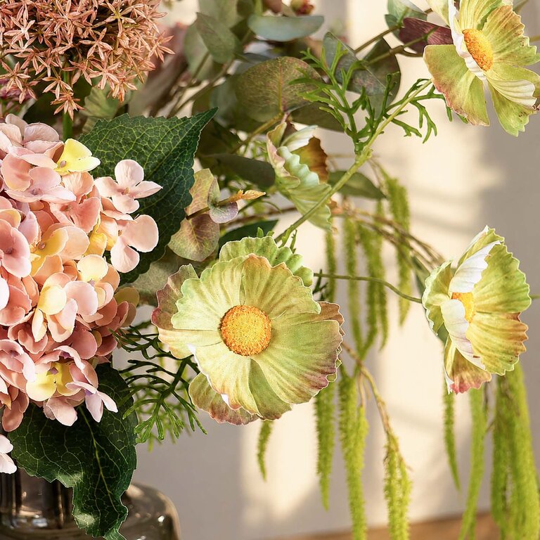 Zijden bloemen boeket Livia Hazel is een elegant en natuurlijk boeket van kunstbloemen in roze, paarse, groene en witte tinten.