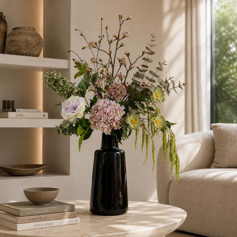 Zijden bloemen boeket Livia Hazel is een elegant en natuurlijk boeket van kunstbloemen in roze, paarse, groene en witte tinten.