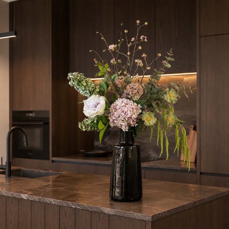 Zijden bloemen boeket Livia Hazel is een elegant en natuurlijk boeket van kunstbloemen in roze, paarse, groene en witte tinten.