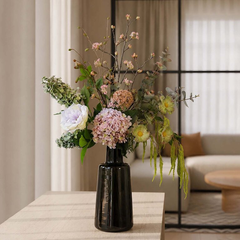 Zijden bloemen boeket Livia Hazel is een elegant en natuurlijk boeket van kunstbloemen in roze, paarse, groene en witte tinten.