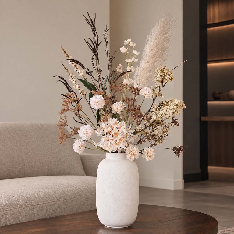 Zijden bloemen boeket Molly Faye is een groot en organisch herfstboeket van kunstbloemen in witte, beige en bruine tinten.
