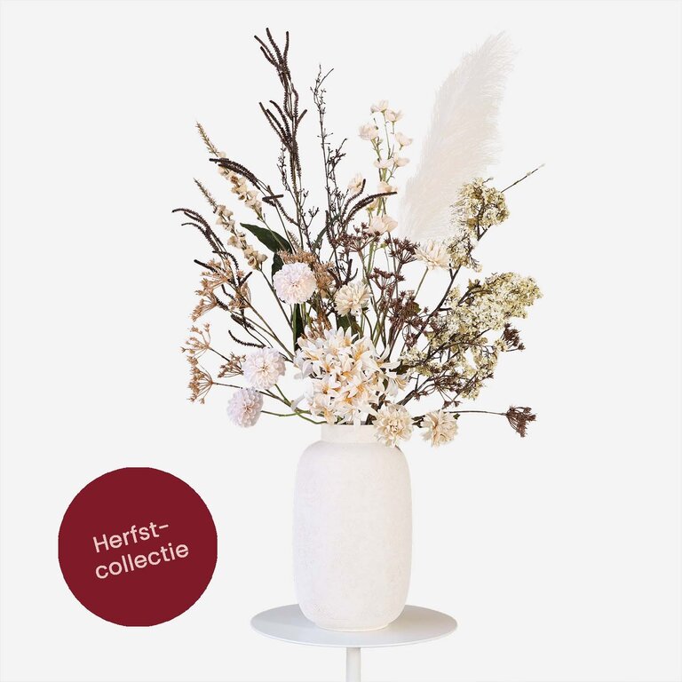 Zijden bloemen boeket Molly Faye is een groot en organisch herfstboeket van kunstbloemen in witte, beige en bruine tinten.