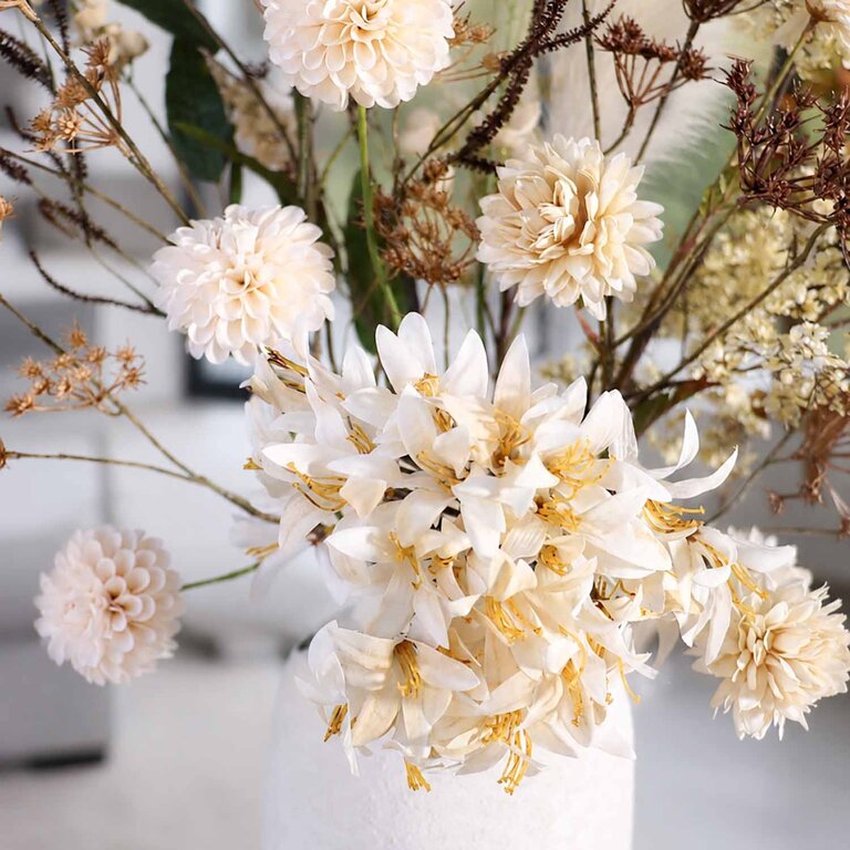 Zijden bloemen boeket Molly Faye is een groot en organisch herfstboeket van kunstbloemen in witte, beige en bruine tinten.