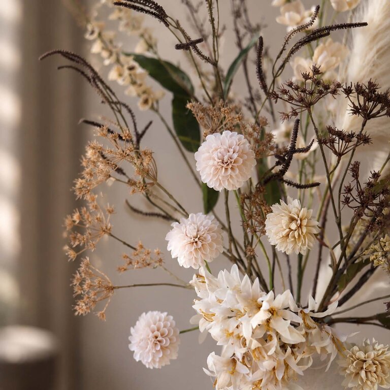 Zijden bloemen boeket Molly Faye is een groot en organisch herfstboeket van kunstbloemen in witte, beige en bruine tinten.