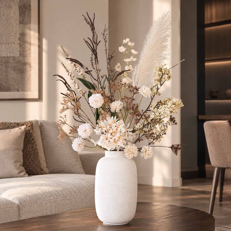 Zijden bloemen boeket Molly Faye is een groot en organisch herfstboeket van kunstbloemen in witte, beige en bruine tinten.
