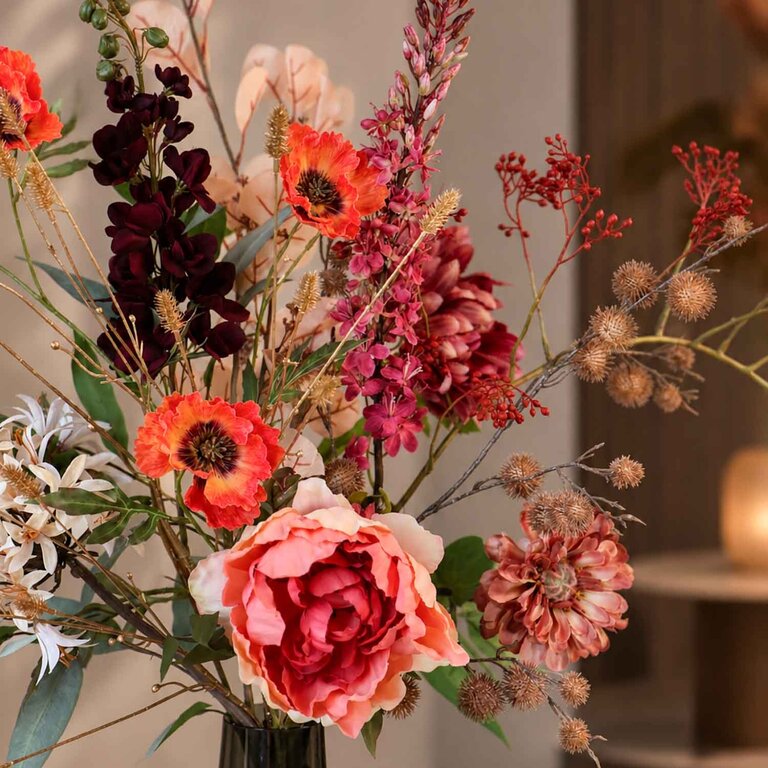 Zijden bloemen boeket Pippa Lou is een groot en rustiek herfstboeket van kunstbloemen in oranje, rode, paarse en gouden tinten.