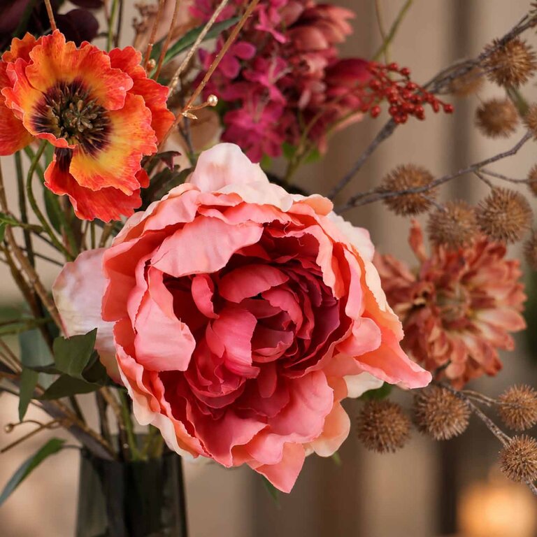 Zijden bloemen boeket Pippa Lou is een groot en rustiek herfstboeket van kunstbloemen in oranje, rode, paarse en gouden tinten.
