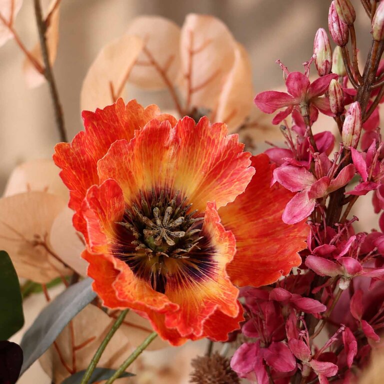 Zijden bloemen boeket Pippa Lou is een groot en rustiek herfstboeket van kunstbloemen in oranje, rode, paarse en gouden tinten.