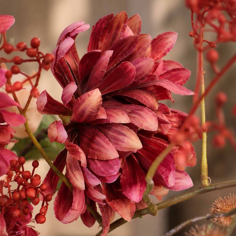 Zijden bloemen boeket Pippa Lou is een groot en rustiek herfstboeket van kunstbloemen in oranje, rode, paarse en gouden tinten.