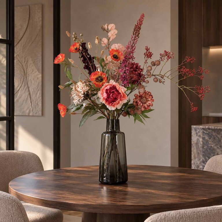 Zijden bloemen boeket Pippa Lou is een groot en rustiek herfstboeket van kunstbloemen in oranje, rode, paarse en gouden tinten.