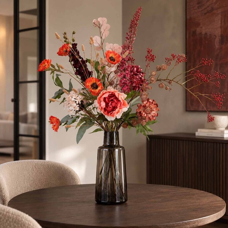 Zijden bloemen boeket Pippa Lou is een groot en rustiek herfstboeket van kunstbloemen in oranje, rode, paarse en gouden tinten.