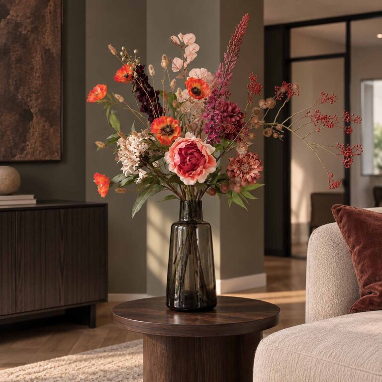 Zijden bloemen boeket Pippa Lou is een groot en rustiek herfstboeket van kunstbloemen in oranje, rode, paarse en gouden tinten.