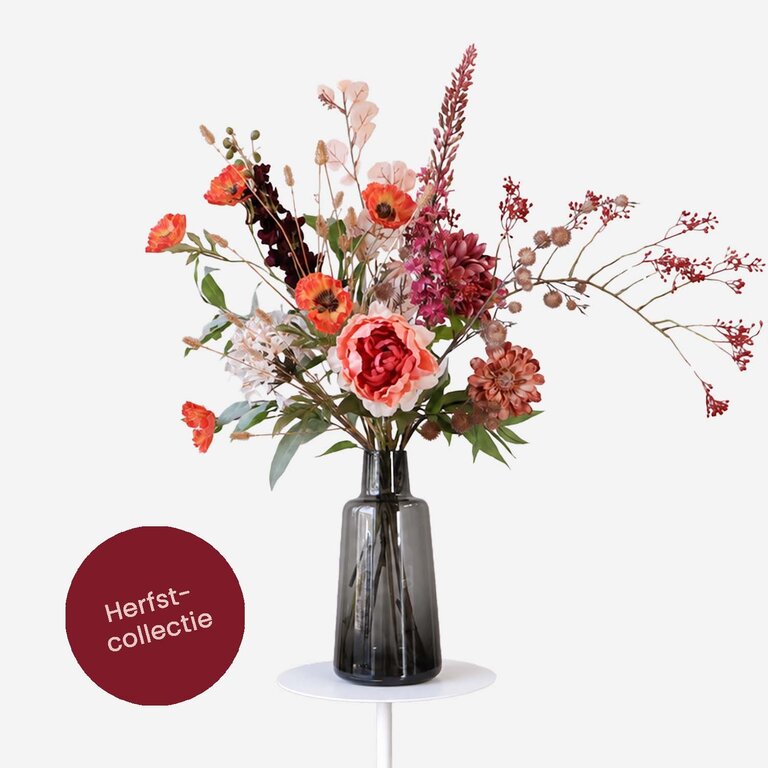 Zijden bloemen boeket Pippa Lou is een groot en rustiek herfstboeket van kunstbloemen in oranje, rode, paarse en gouden tinten.