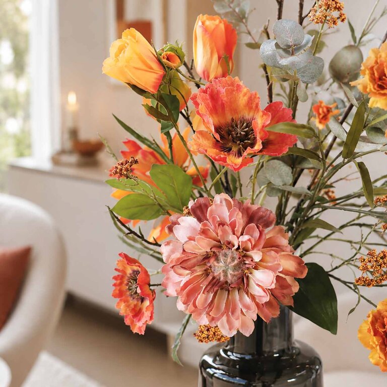 Zijden bloemen boeket Josie Rae is een groot en warm herfstboeket van kunstbloemen in oranje, roze, gele en groene tinten.