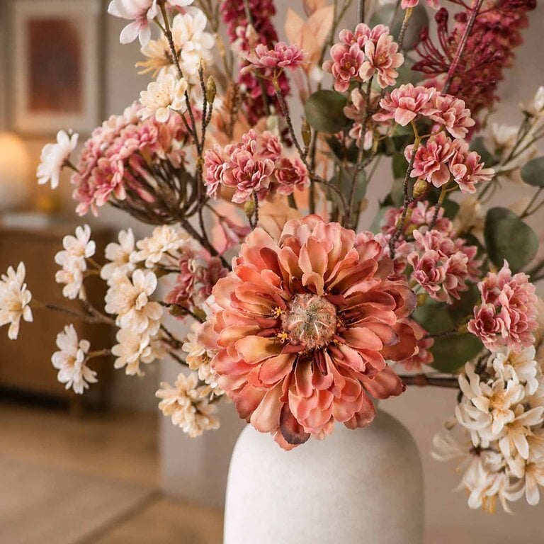 Zijden bloemen boeket Nora Ember is een groot en zacht herfstboeket van kunstbloemen in roze, beige en crème tinten.