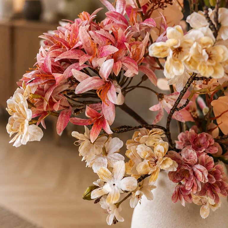 Zijden bloemen boeket Nora Ember is een groot en zacht herfstboeket van kunstbloemen in roze, beige en crème tinten.