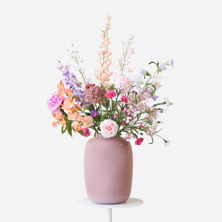 ★ Bestseller! ★<br />
Zijden bloemen boeket Bobbie Lou is een zacht en kleurrijk veldboeket van kunstbloemen in oranje, roze, paarse en witte tinten.