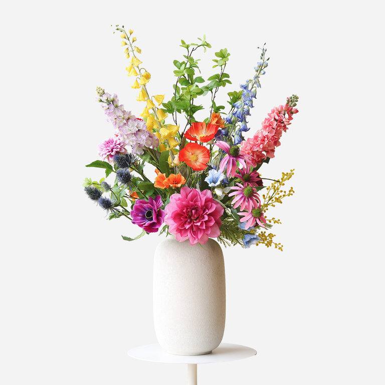 ★ Bestseller! ★<br />
Zijden bloemen boeket Aria Lou is een krachtig en kleurrijk boeket van kunstbloemen in gele, roze, paarse, oranje en blauwe tinten.