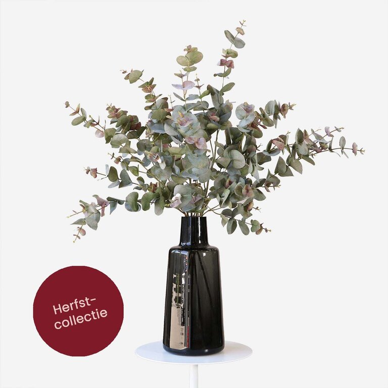 Zijden bloemen boeket Faye Auburn is een puur en tijdloos boeket met groenroze eucalyptus takken.