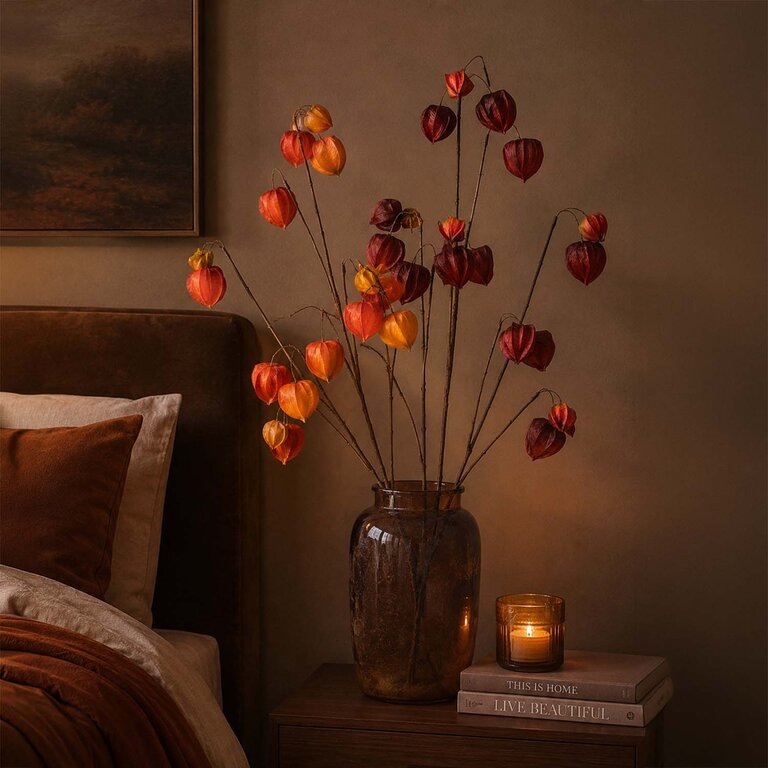 Kunststeel Physalis met rode zijden bloemen is een kunststeel met een natuurgetrouwe uitstraling en een lengte van 110 cm.