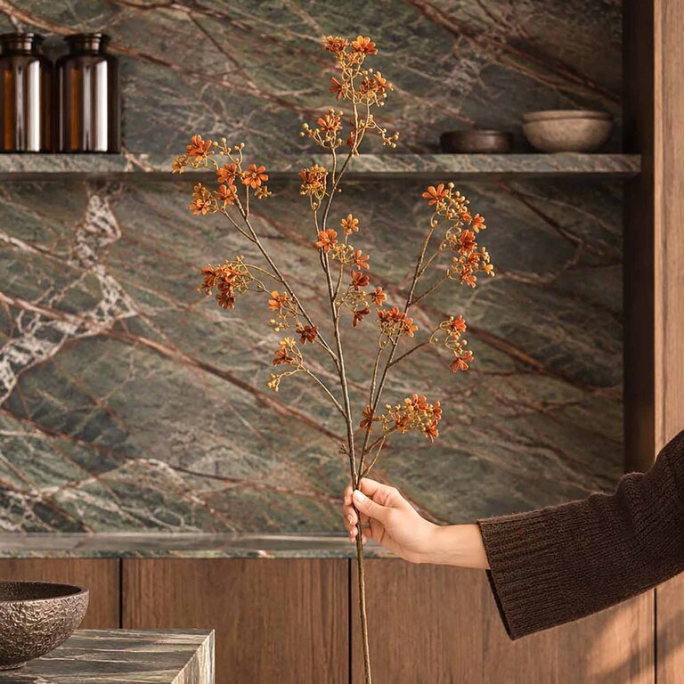 Kunststeel Daphne met oranje zijden bloemen is een kunststeel met een natuurgetrouwe uitstraling en een lengte van 105 cm.