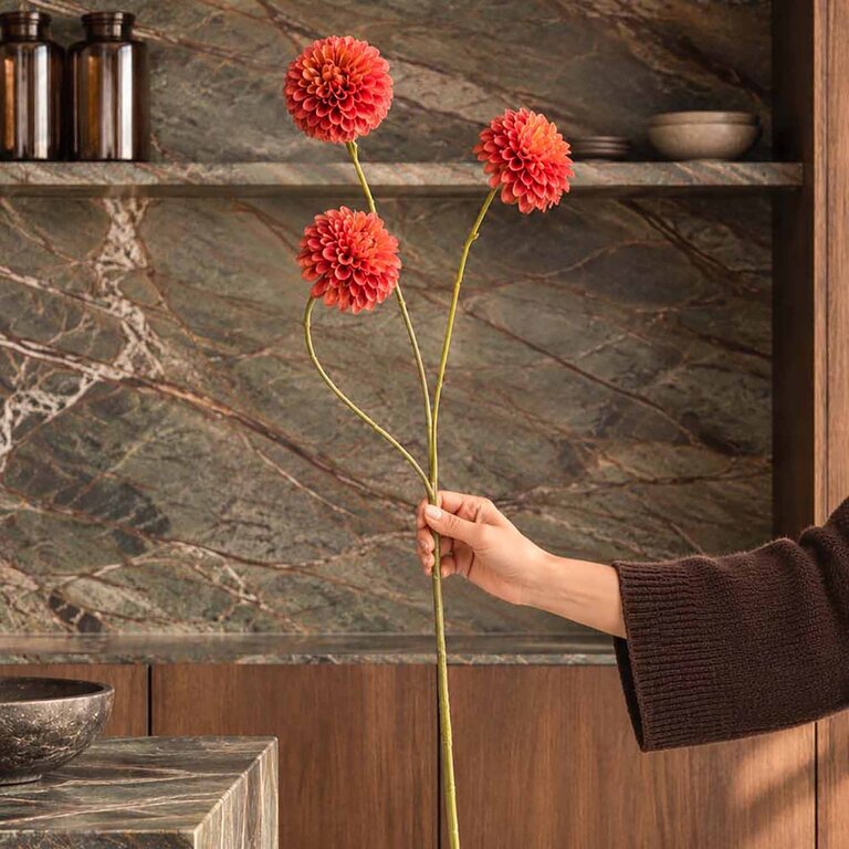 Kunststeel Dahlia met oranje zijden bloemen is een kunststeel met een natuurgetrouwe uitstraling en een lengte van 68 cm.