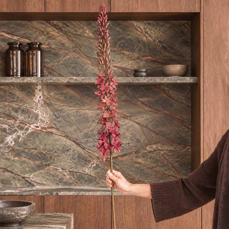 Kunststeel Eremurus met donkerroze zijden bloemen is een kunststeel met een natuurgetrouwe uitstraling en een lengte van 109 cm.