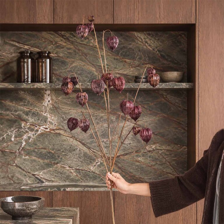 Kunststeel Physalis met paarse zijden bloemen is een kunststeel met een natuurgetrouwe uitstraling en een lengte van 110 cm.